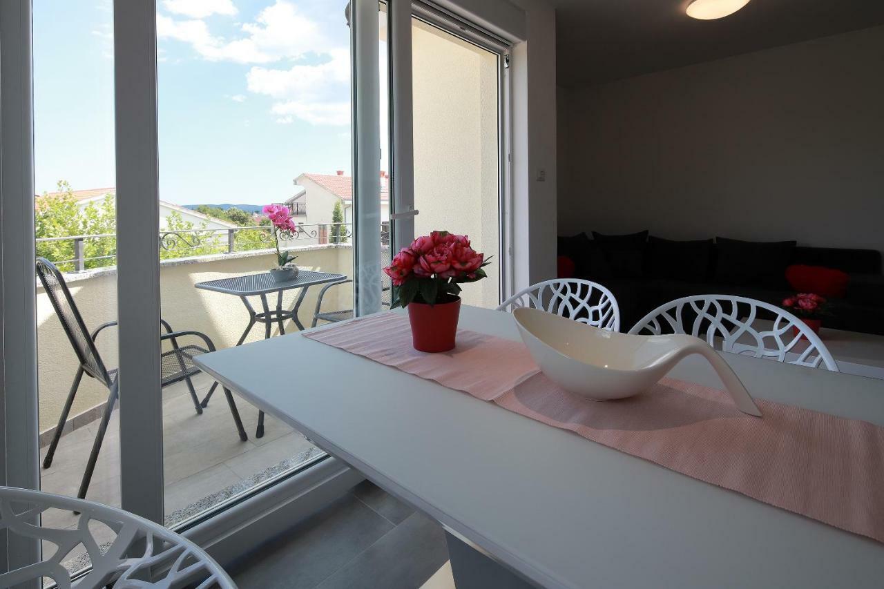 Apartmani Judita Pinezići Exterior foto